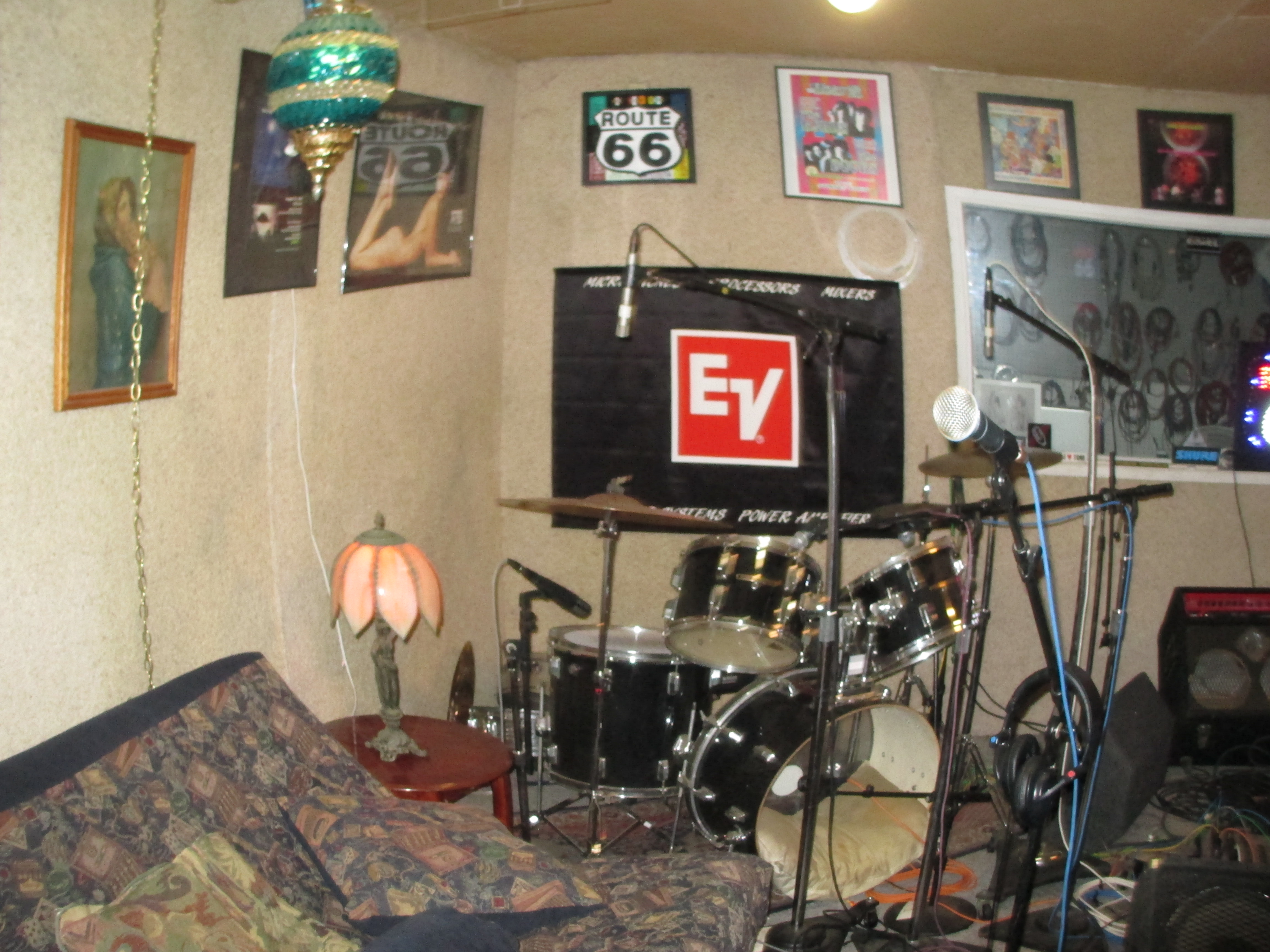 LeftCenterViewOfDrumKitWithFuton.JPG